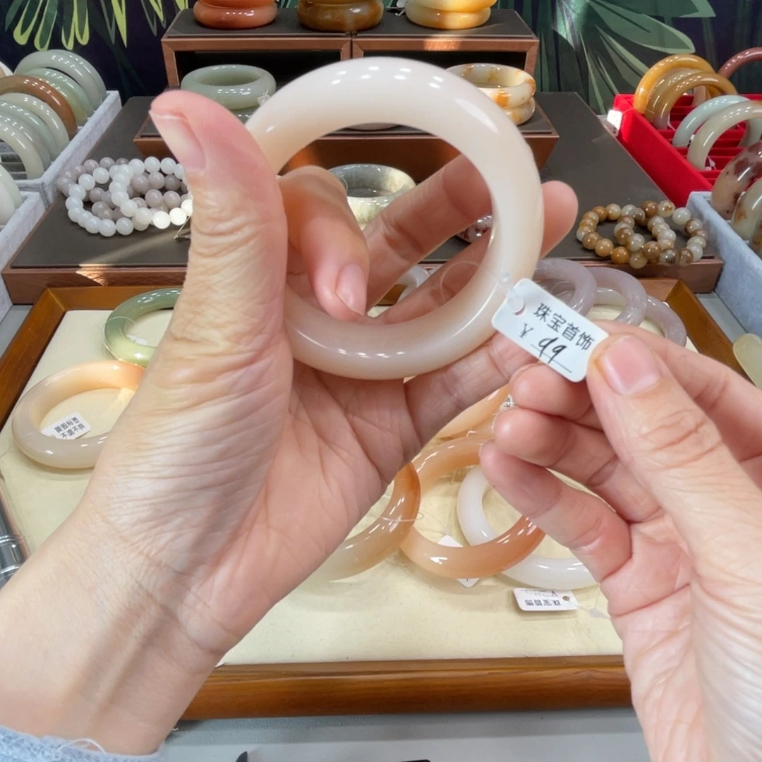 堆***糖石英岩玉未镶嵌手镯