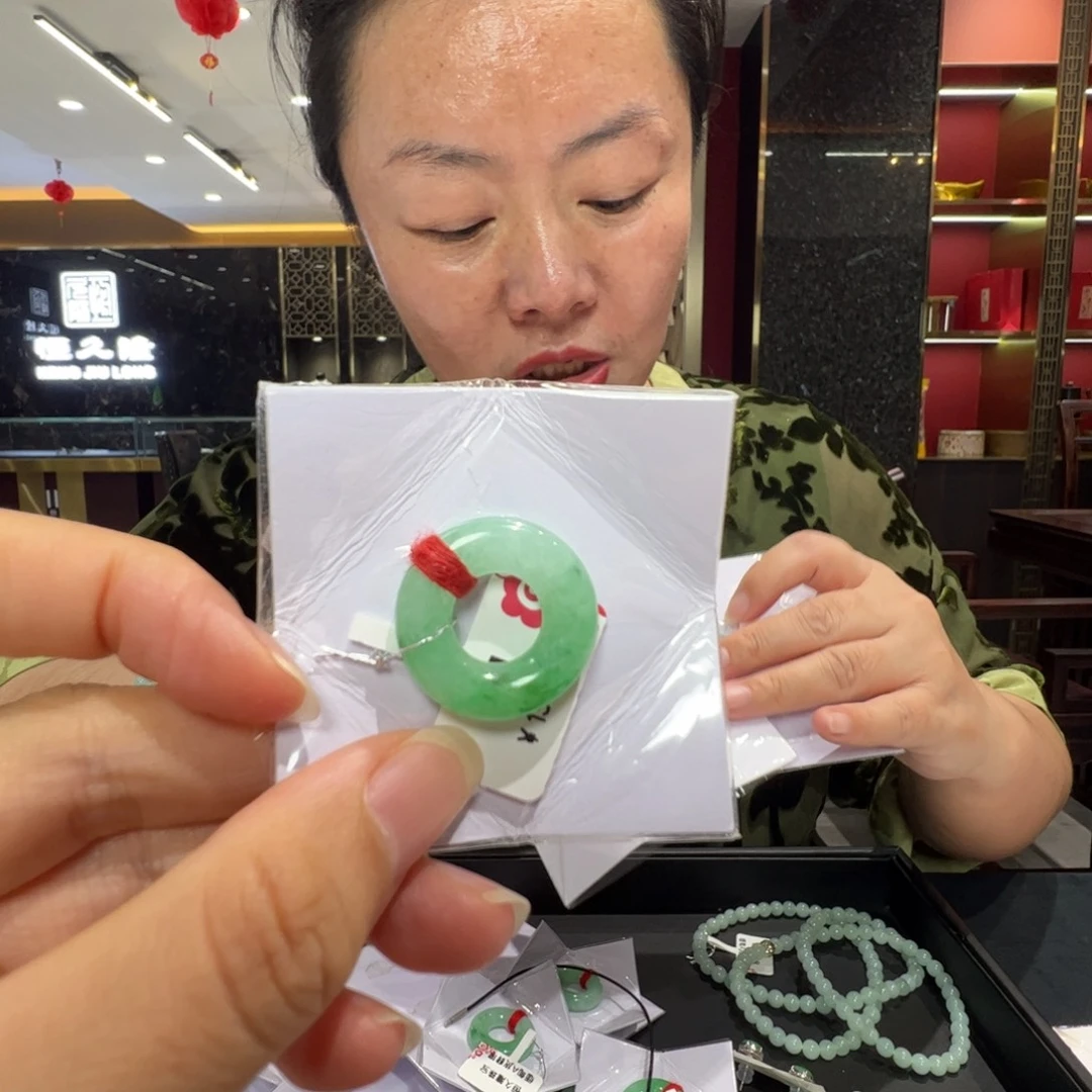 溪***子颈饰未镶嵌翡翠甜甜圈福利不退不换