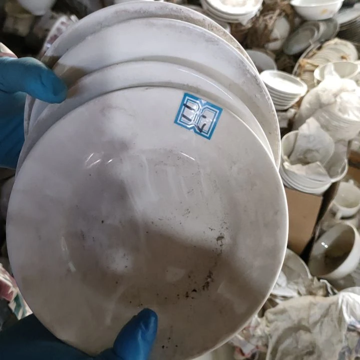 摆件。陶瓷盘子碗啥都有