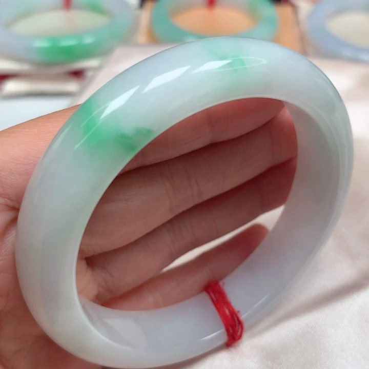 翡翠手镯未镶嵌白底青