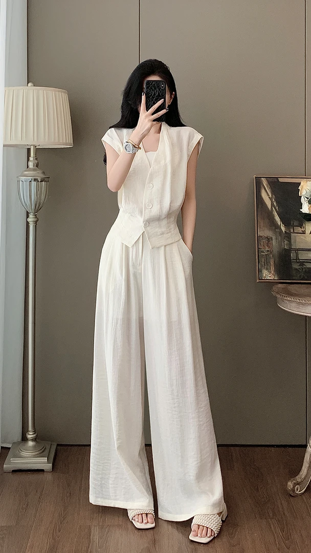 白色巨好看的夏装套装2025盐系轻熟运动休闲V领上衣阔腿裤两件套