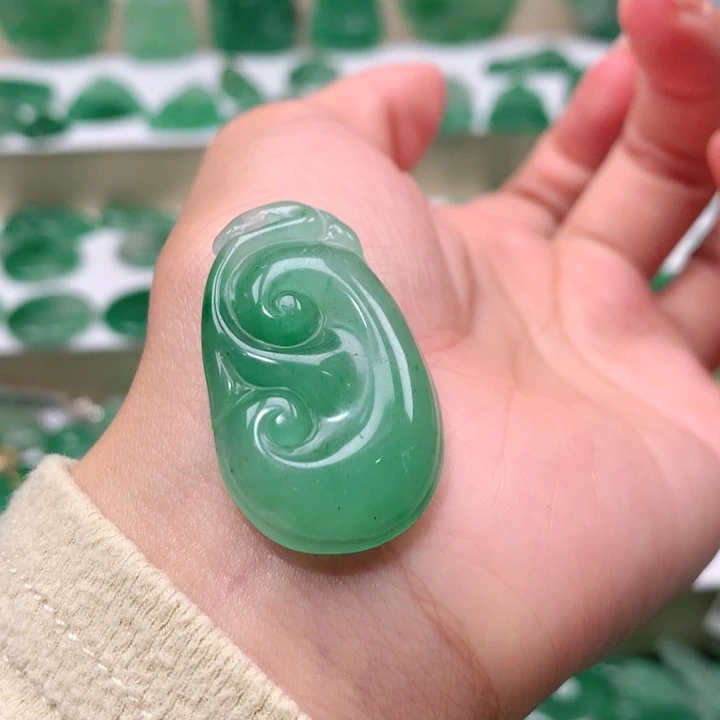 颈饰未镶嵌石英质玉