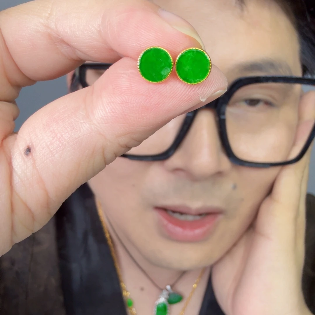 翡翠未镶嵌颈饰一对