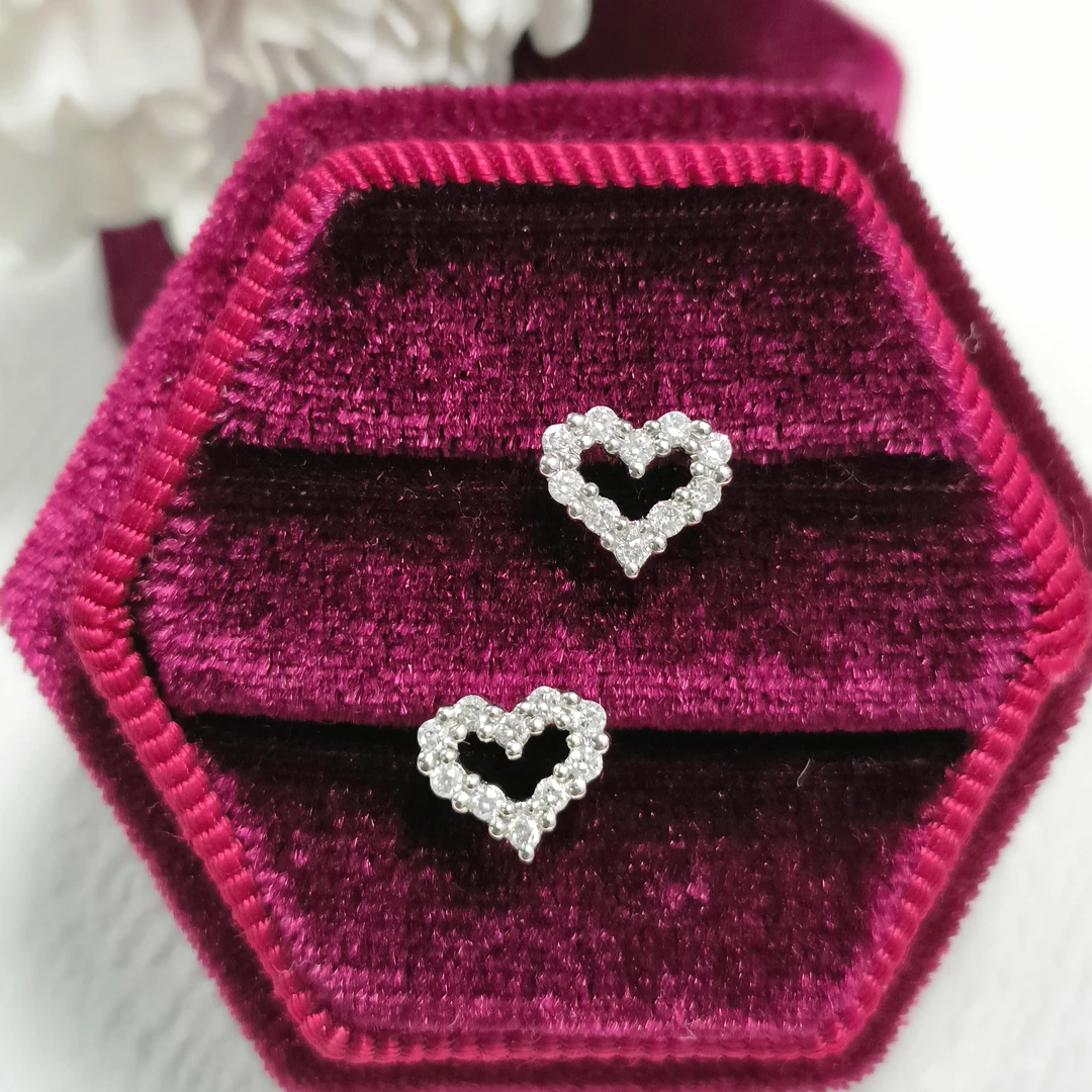 18k金圆钻爱心耳钉镂空设计感闪亮精致通勤百搭时尚耳钉