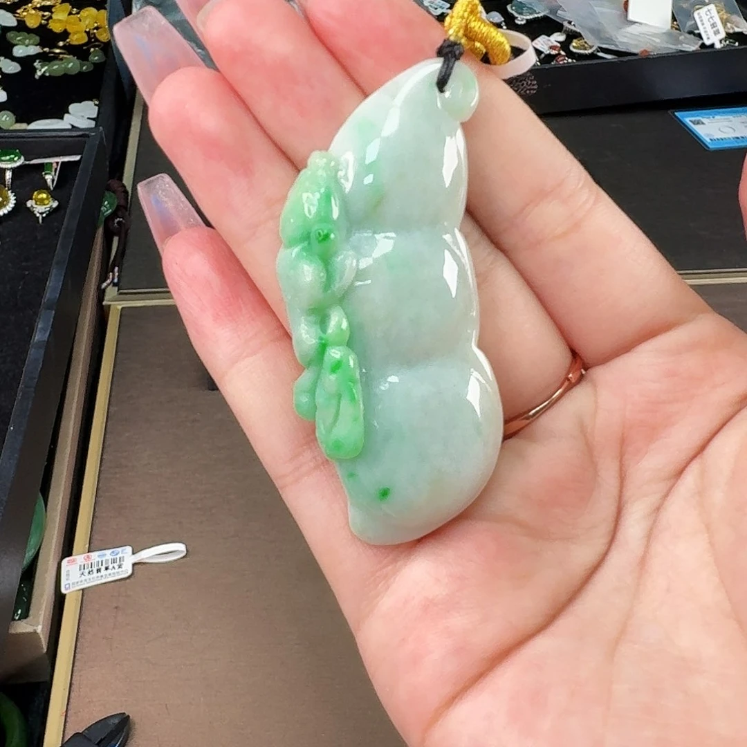 翡翠未镶嵌颈饰福豆