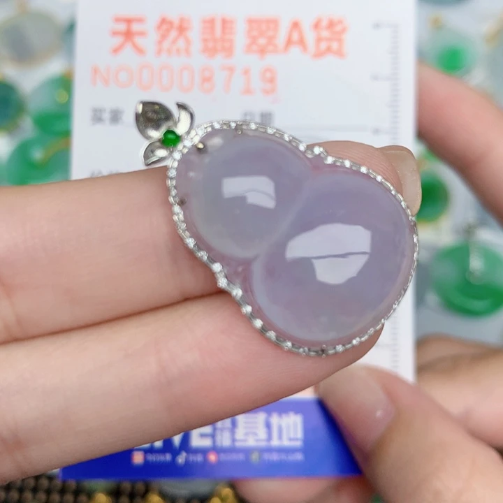 颈饰18K金镶嵌翡翠葫芦