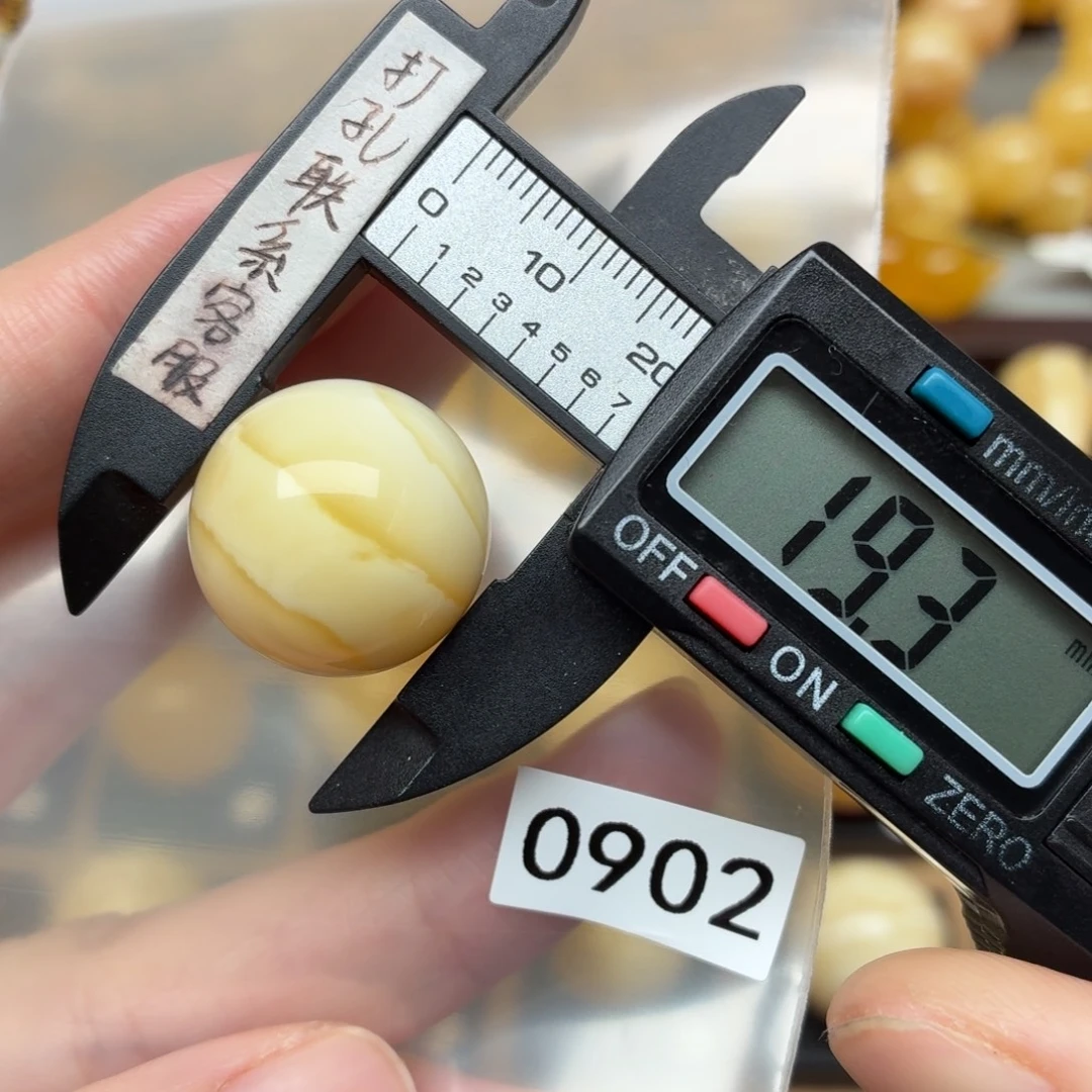 飞***鼠琥珀未镶嵌裸石蜜蜡大气云层纹