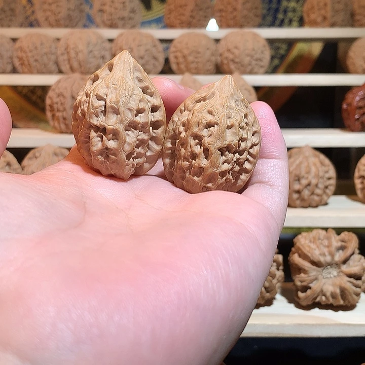 小***子核桃32尺沈阳鸡心文玩核桃手把件