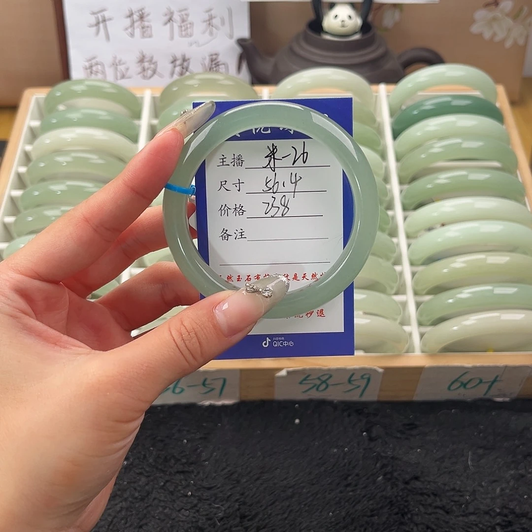 未镶嵌手镯石英质玉卿*