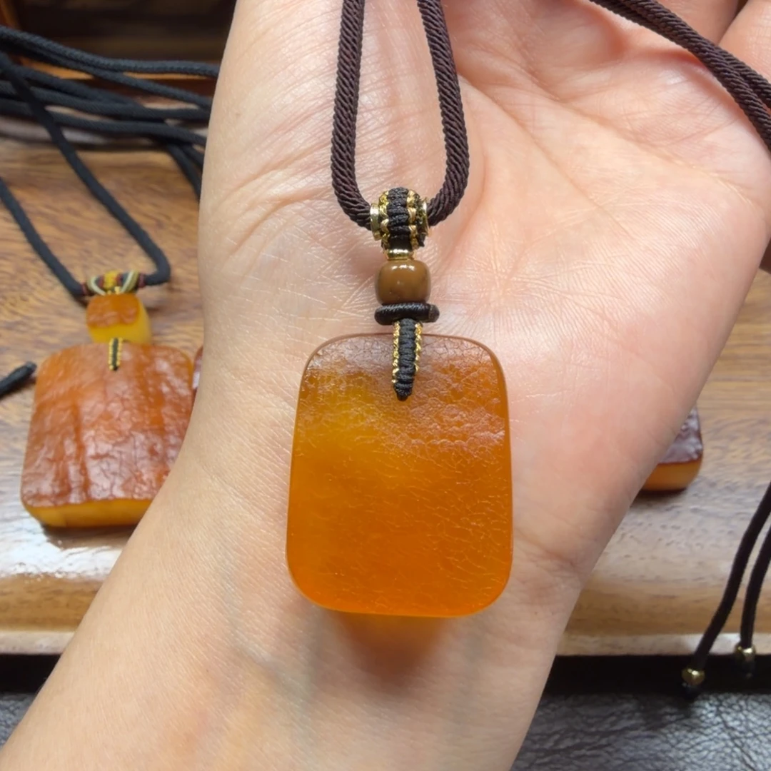 琥珀未镶嵌吊坠(赠链)