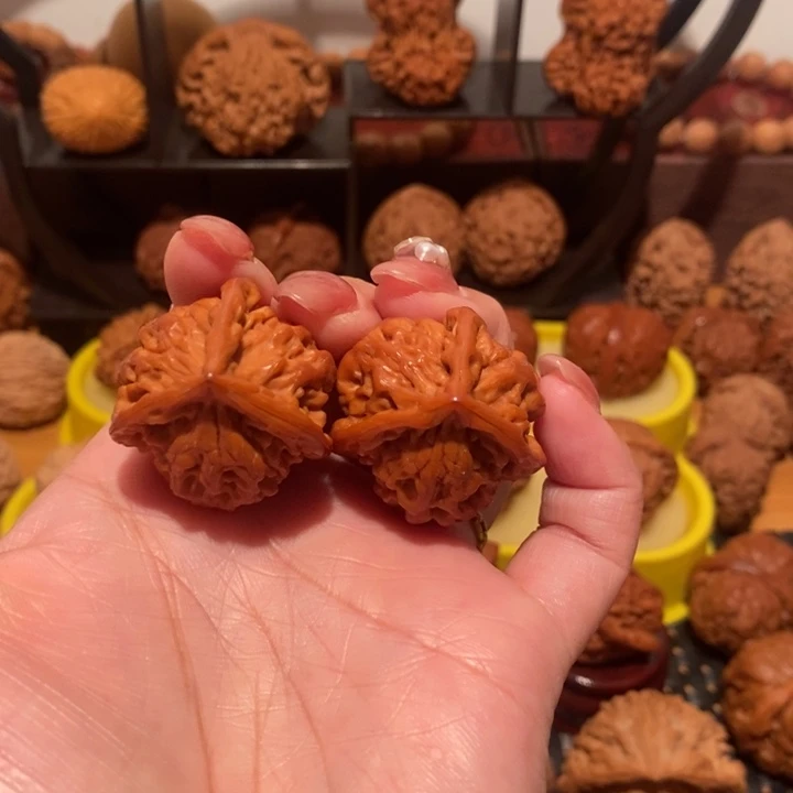 晓***曲吊坠文玩核桃三棱