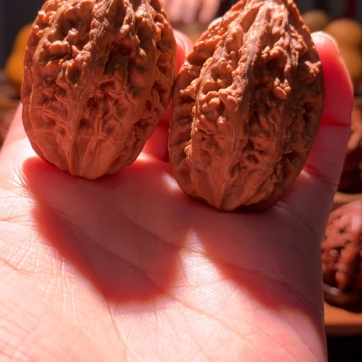 文玩核桃吊坠楸玥核136虫爬