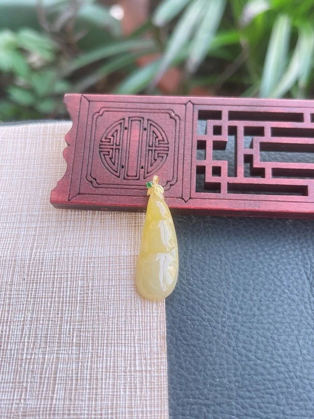 天然缅甸翡翠A货.冰润细腻金色黄翡福豆吊坠.尺寸29.9-11.2-5.3