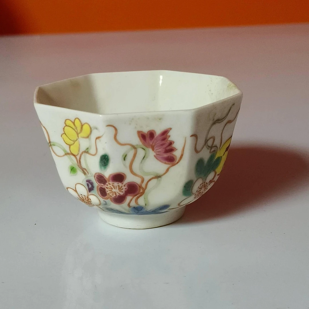 3597清晚期 粉彩花卉纹八棱杯