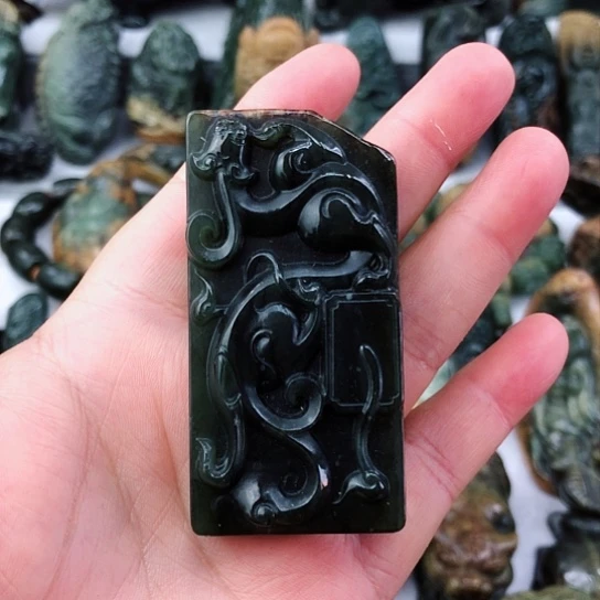 未镶嵌岫岩河磨玉（透闪石质玉）挂件