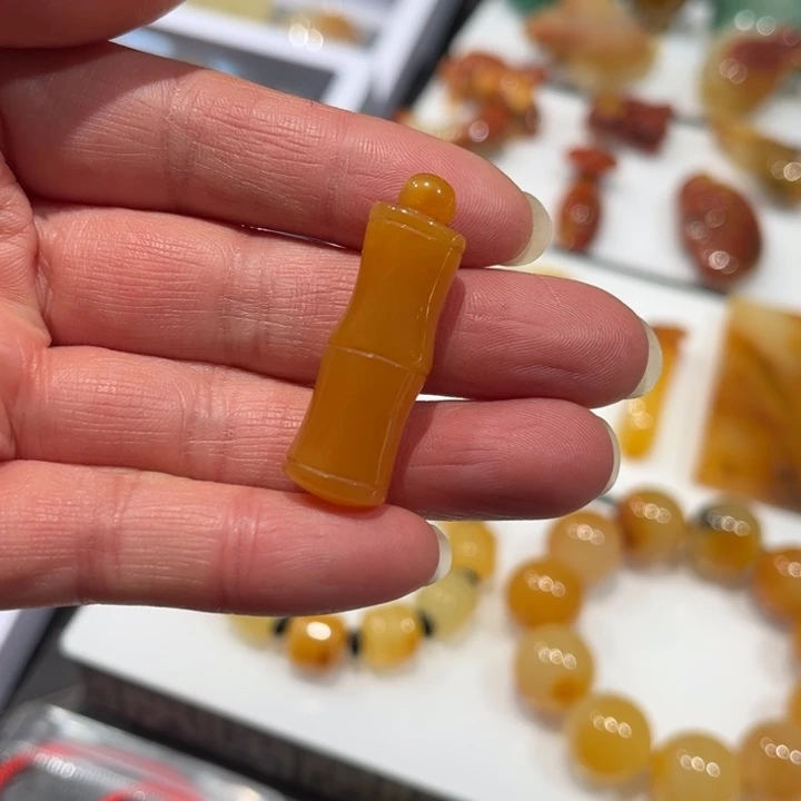 石英质玉（黄龙玉）未镶嵌颈饰