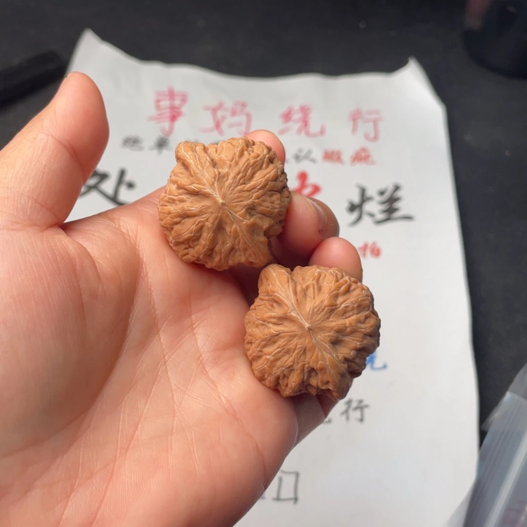 文玩核桃把件858。37铁锤有黄