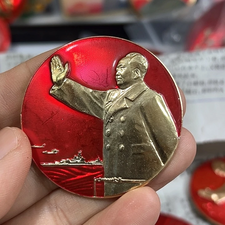 其他普通金属湖*人纪念章一个