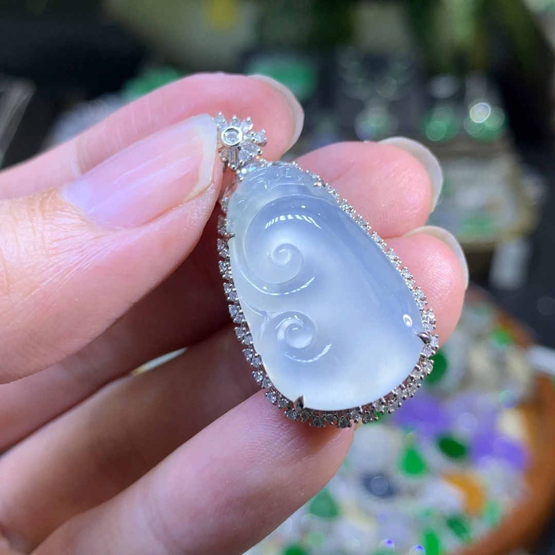 颈饰18K金镶嵌翡翠