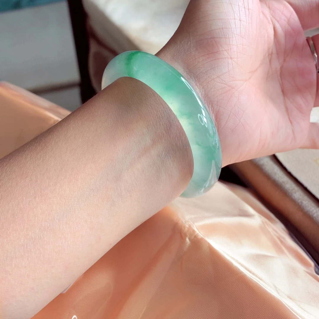 翡翠未镶嵌手镯51炸光高冰飘阳绿绝美毕业珠光宝气A