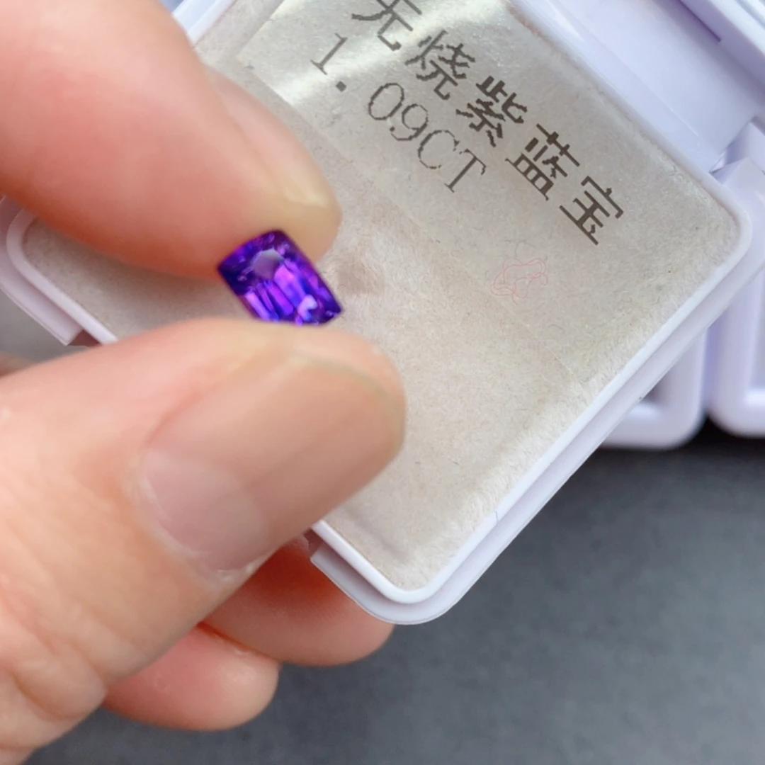 1.09克拉裸石彩色蓝宝石未镶嵌