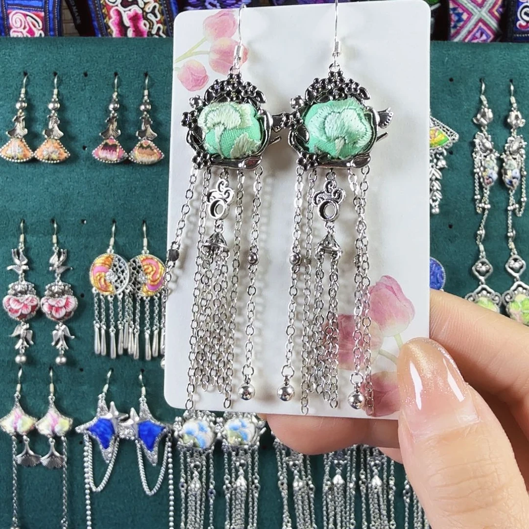 传承非遗刺绣饰品02