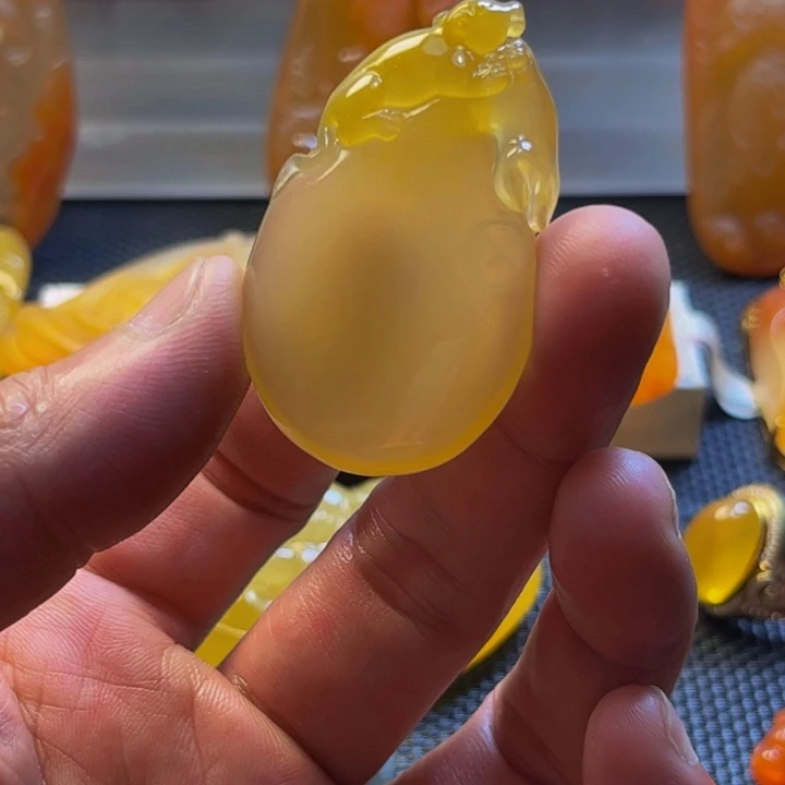 石英质玉未镶嵌颈饰琉*?