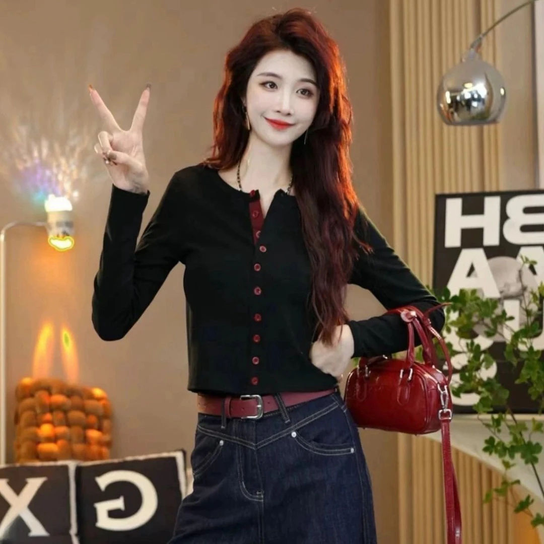 今年流行撞色圆领单排扣长袖T恤女2024秋季新款洋气显瘦打底上衣