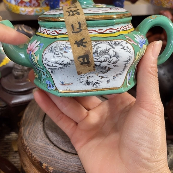 茶壶紫泥原矿泥料手工制作的一把紫砂壶。