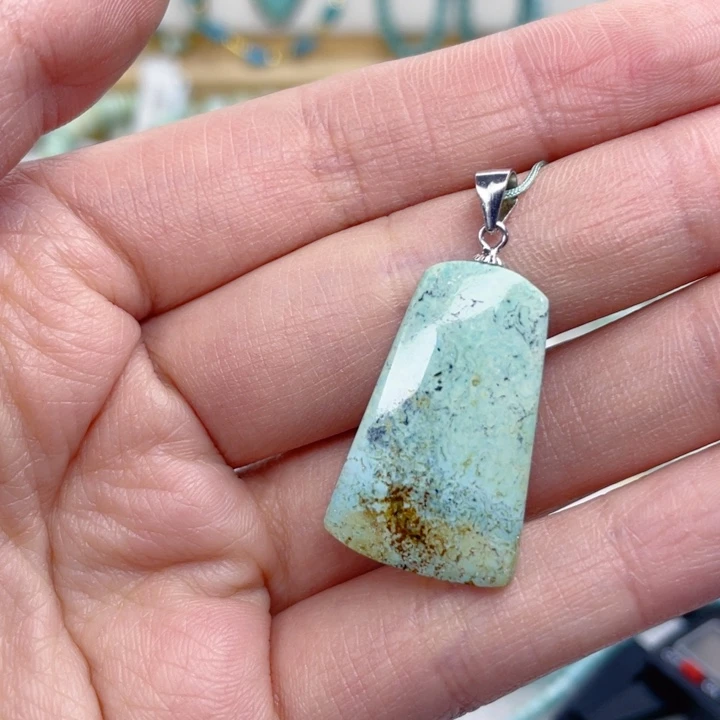 绿松石未镶嵌颈饰