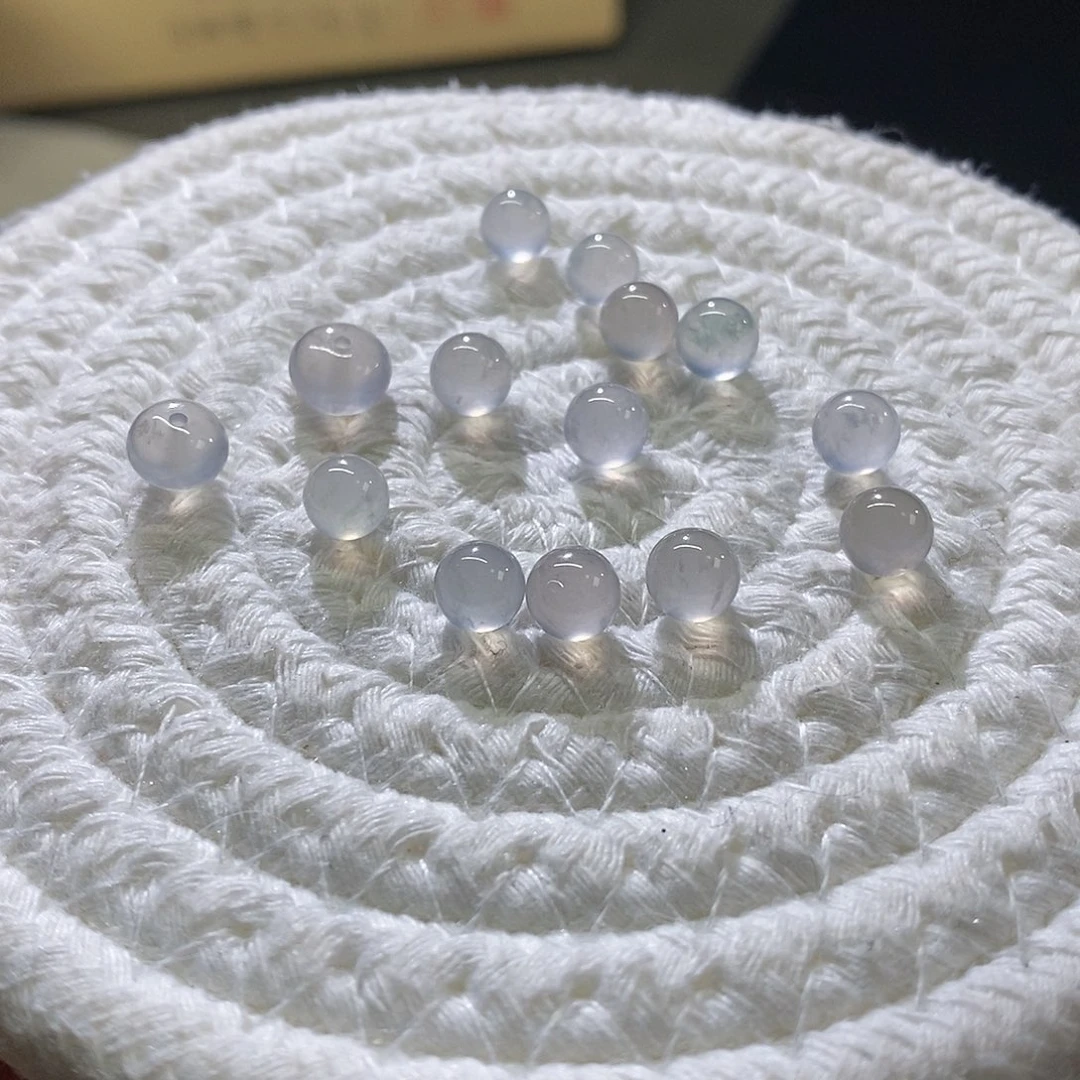 翡翠挂件未镶嵌一手珠珠