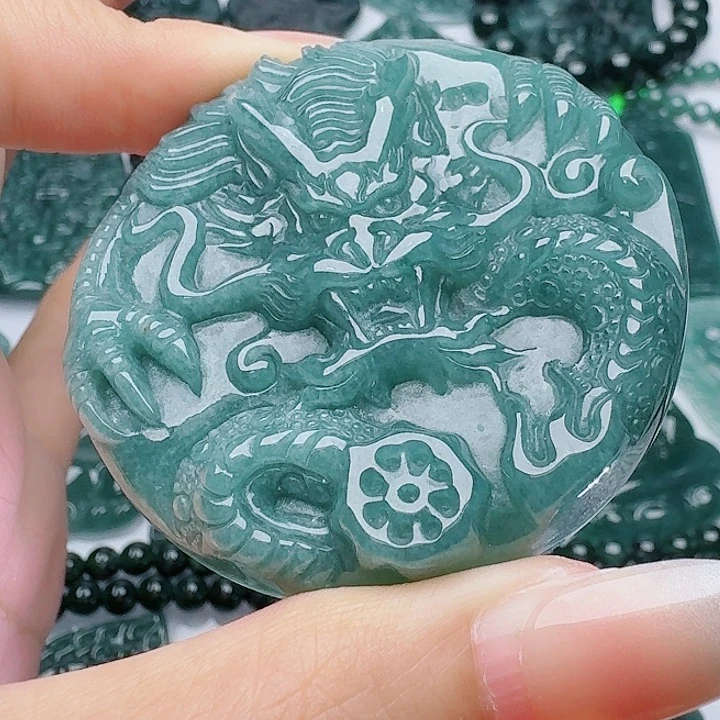 颈饰未镶嵌翡翠天然的A货翡翠多样性发其一