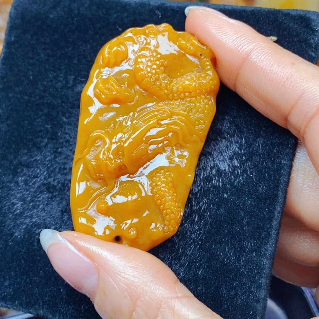 未镶嵌石英质玉（黄龙玉）颈饰