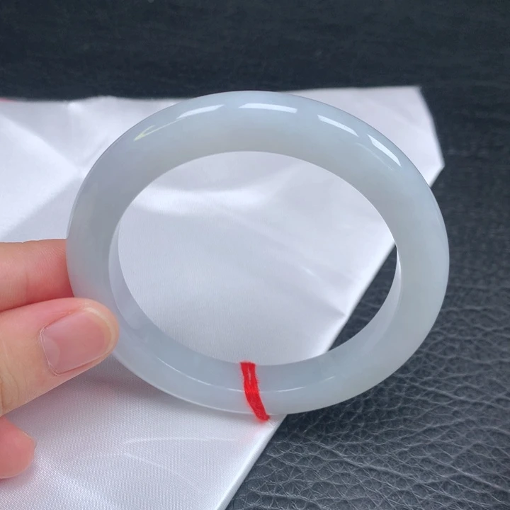 翡翠手镯未镶嵌。。