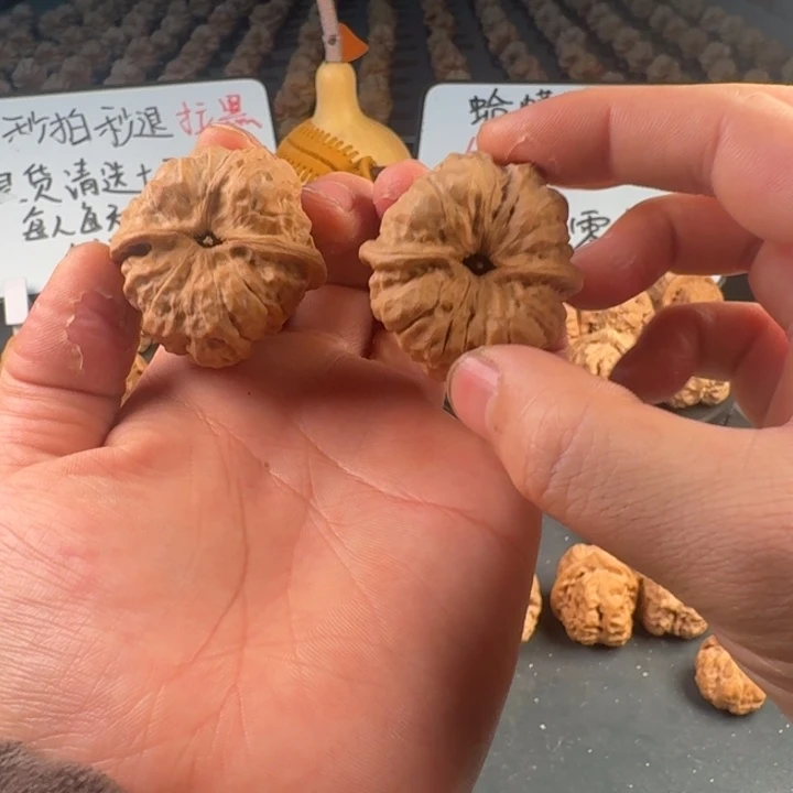 舍***。文玩核桃吊坠蛤蟆的眼睛是真的好看啊我的天