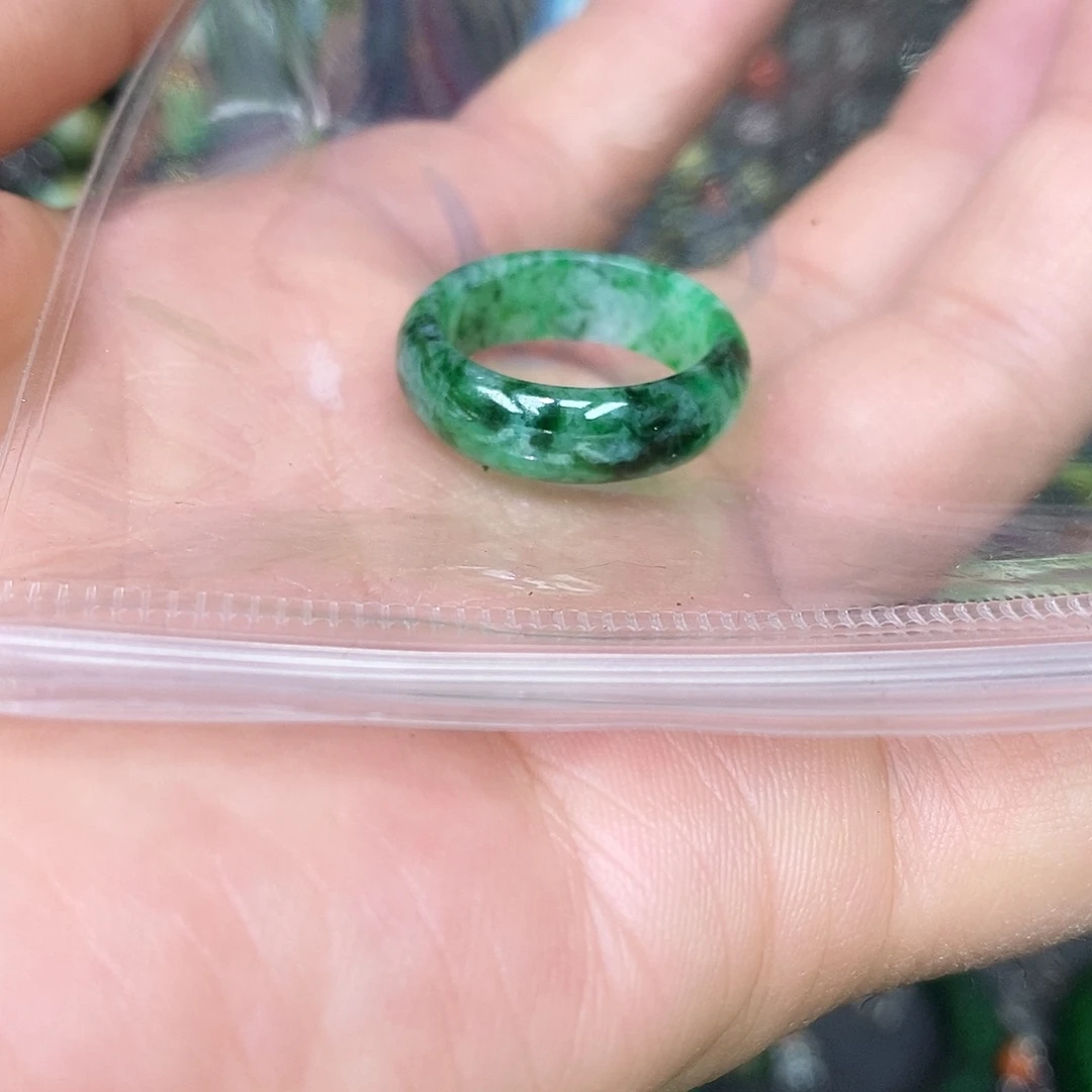 未镶嵌戒指翡翠漂亮美眉