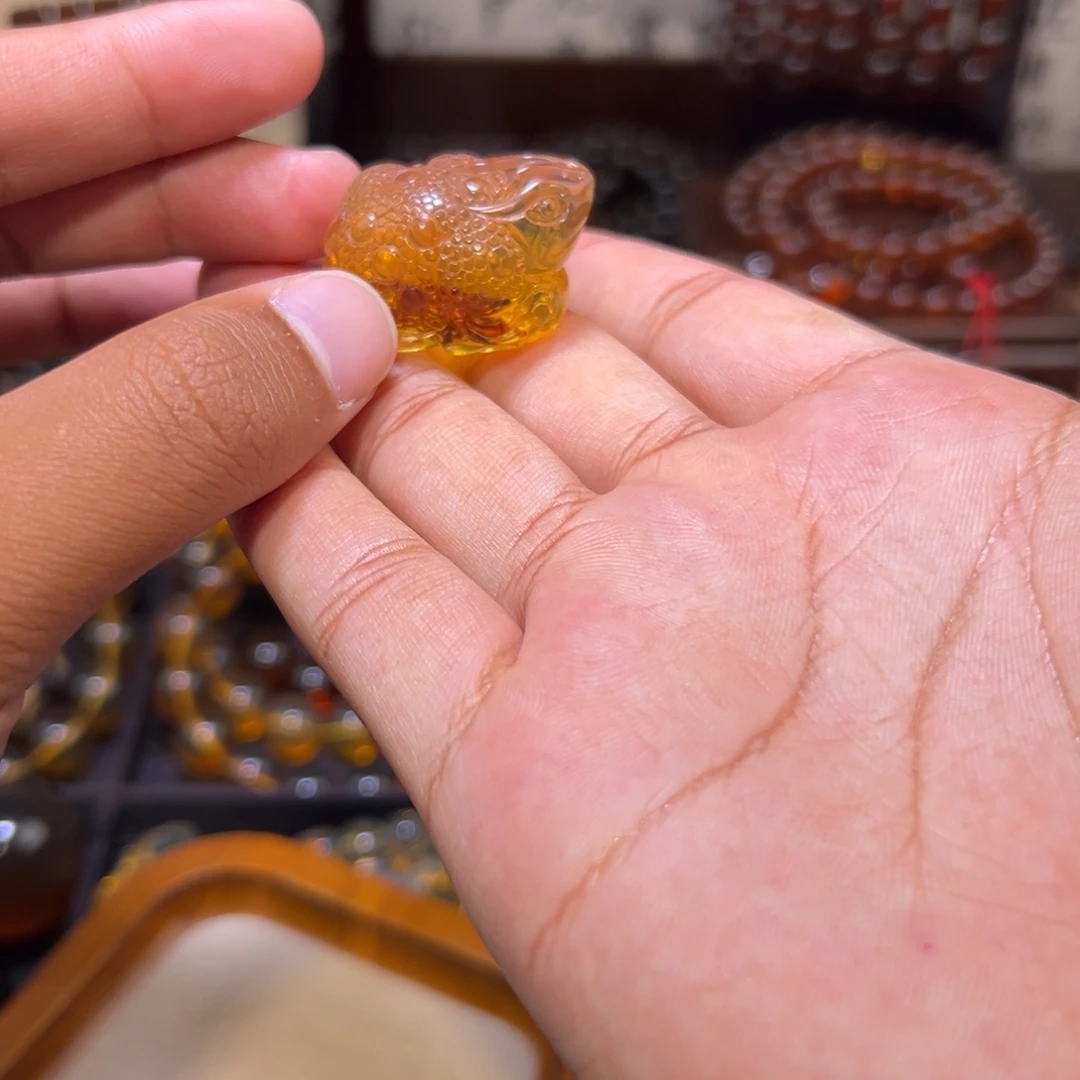 琥珀未镶嵌颈饰金蟾