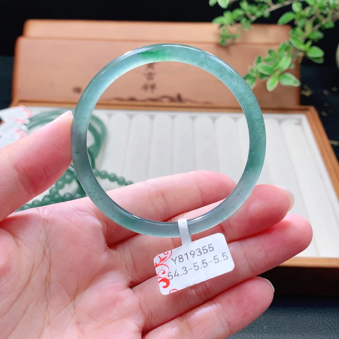 翡翠未镶嵌手镯（圆镯）