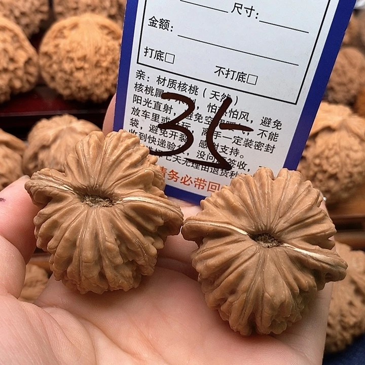 骆***。吊坠桃核四座楼狮子头43补差价