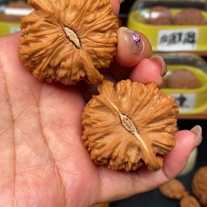 哈***，文玩核桃吊坠45青皮白狮子