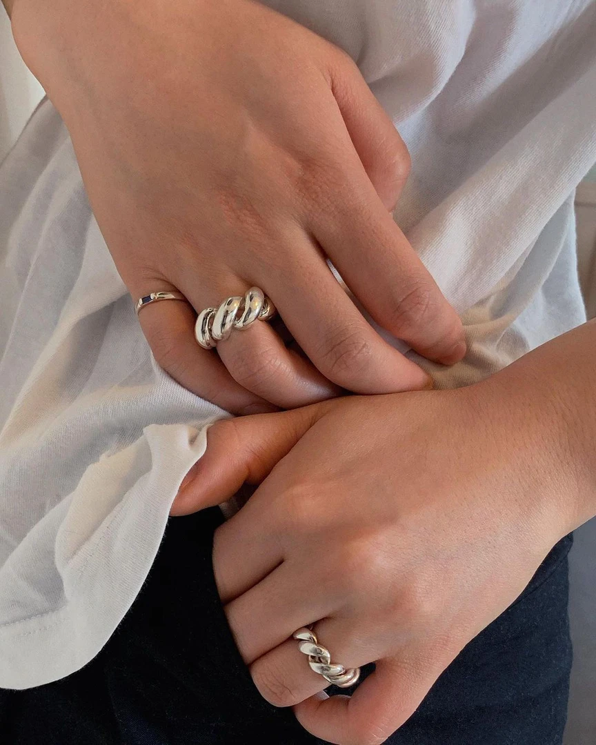 925银戒指 简约百搭925银牛角包麻花扭结女款可调节