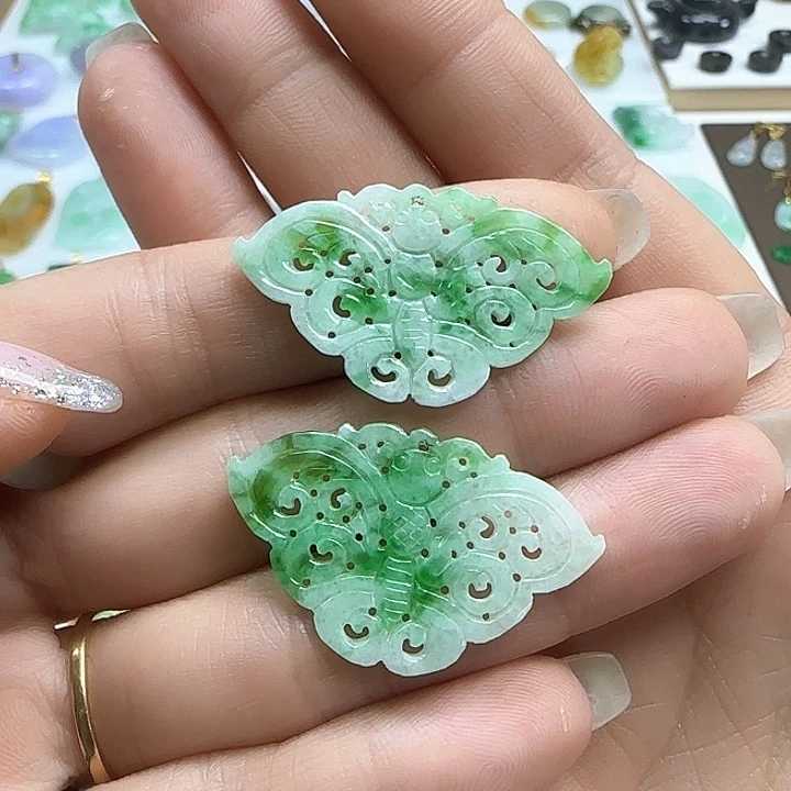 翡翠颈饰未镶嵌加****多飘绿镂空蝴蝶