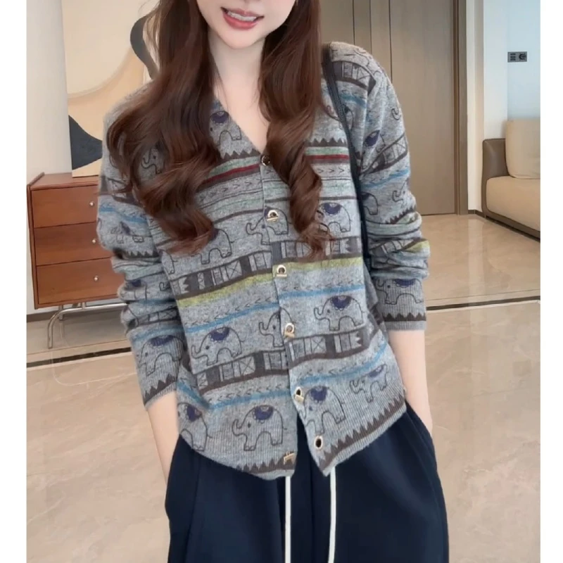 复古洋气显瘦慵懒风撞色软糯V领大象印花针织上衣LK2506452