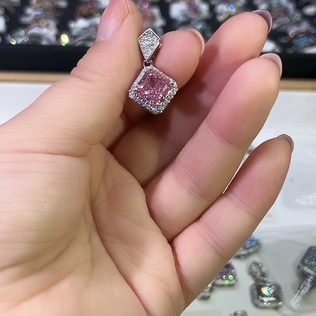 莫桑石非金属K白方包吊坠三卡（换粉紫冰花）