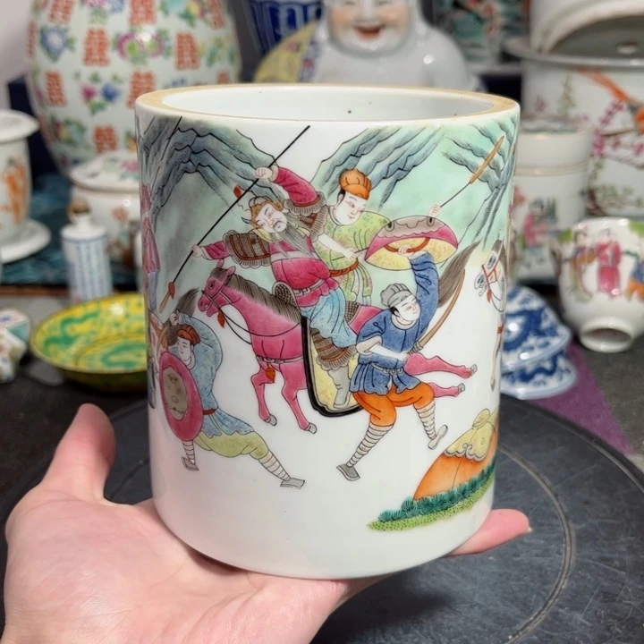 摆件粉彩人物笔筒