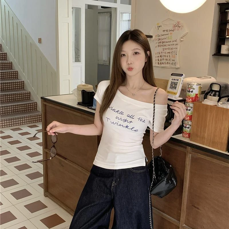 斜肩设计感上衣辣妹字母印花T恤女夏季气质绝美修身露肩针织短袖