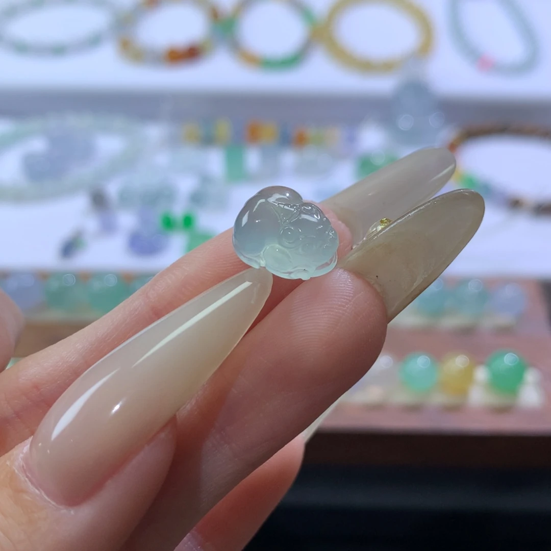 翡翠未镶嵌颈饰貔貅