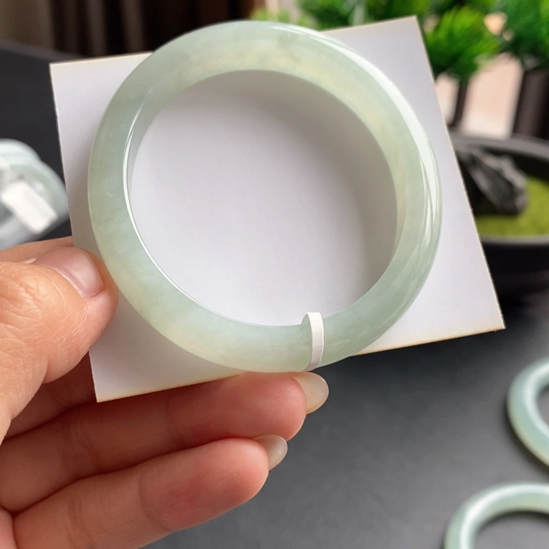 翡翠手镯未镶嵌翡翠