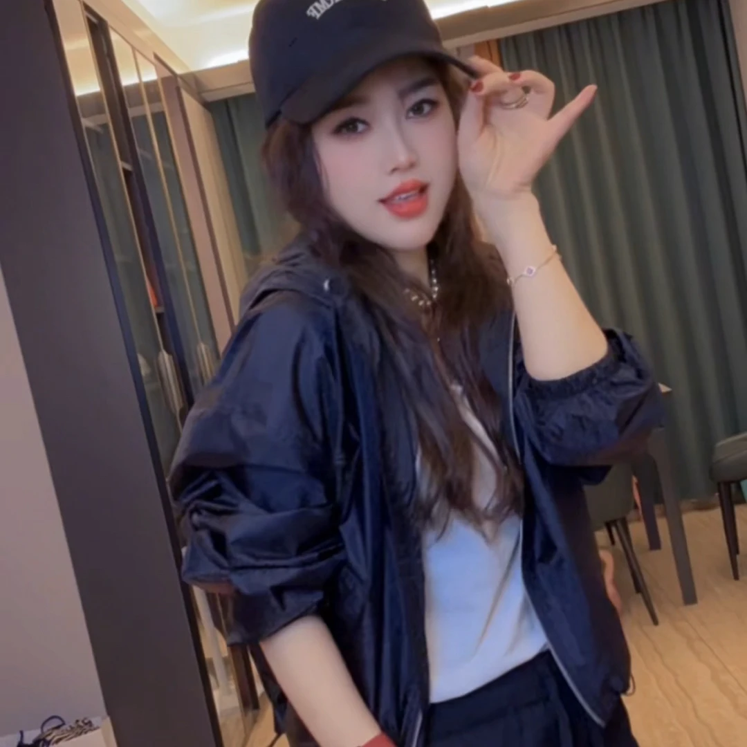 2025早秋新款独特超好看小个子短款休闲连帽黑色冲锋衣外套女春秋