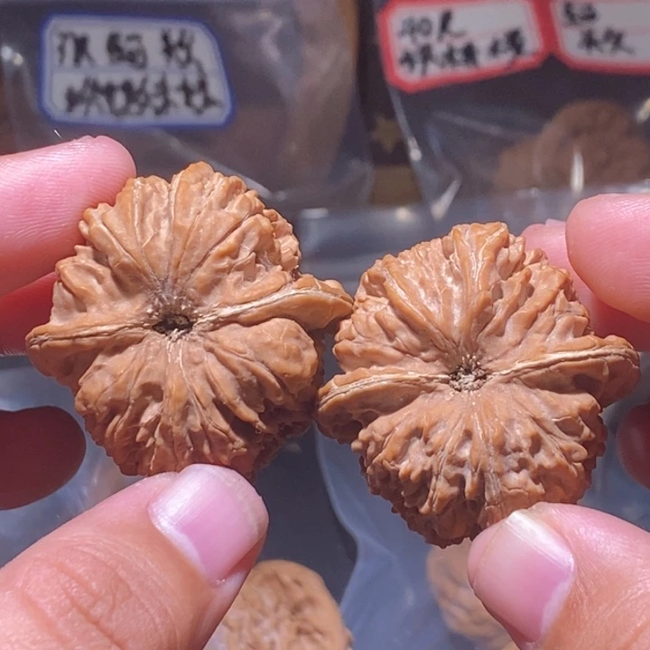 郑***子文玩核桃吊坠39全品137